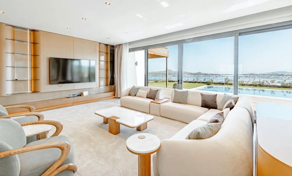 Spacious lounge